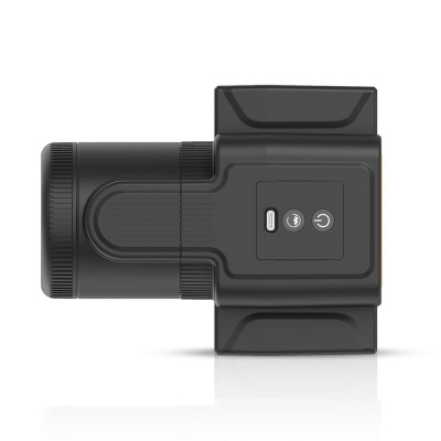 Câmara fotográfica digital preta com lente e botões de controle