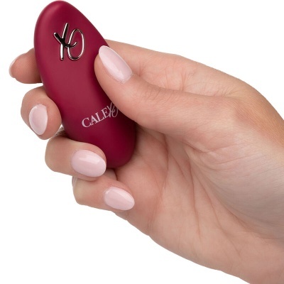 Mão segurando dispositivo portátil vinho com textos OK e CALEX.