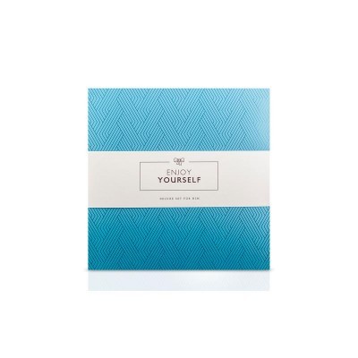 Embalagem azul com textura geométrica e faixa branca com texto 'ENJOY YOURSELF'