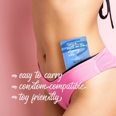 Pacote azul com texto branco numa cueca cor-de-rosa numa pessoa, fundo rosa