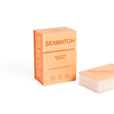 Jogo de cartas SEXMATCH ROLEPLAY EDITION cor salmão com texto laranja, caixa e baralho visíveis numa superfície branca.