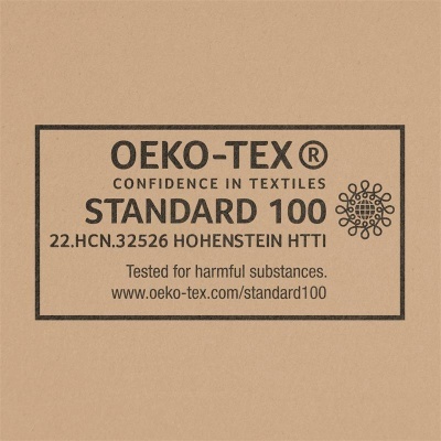 Etiqueta OEKO-TEX® STANDARD 100 em papel castanho com texto preto