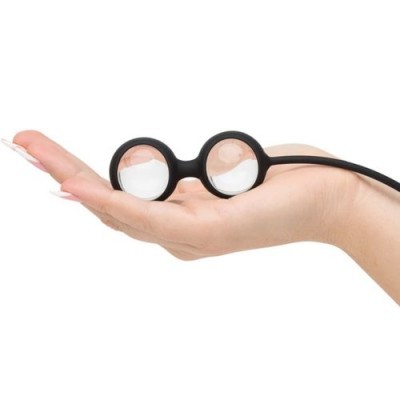 Óculos com armação preta e lentes redondas na mão