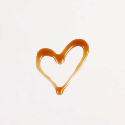 Coração desenhado com caramelo líquido castanho claro