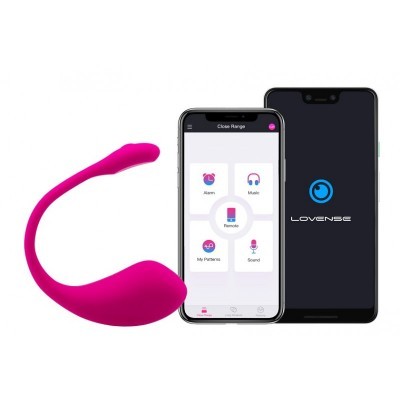 Dispositivo rosa em silicone com dois smartphones mostrando app LOVENSE