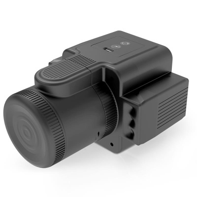 Câmara digital preta com lente destacada e acabamento estriado