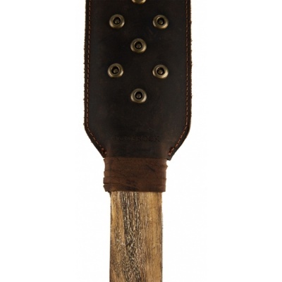 Bastão com pega de couro castanho e cabo de madeira