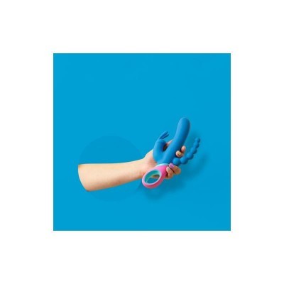 Mão segurando vibrador azul com anel cor-de-rosa sobre fundo azul