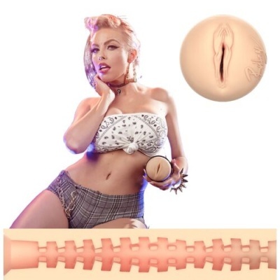 Masturbador masculino bege com textura interna, ao lado de mulher loira em roupa casual cinza e branca