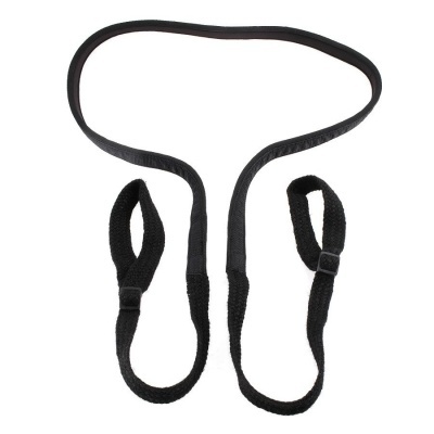 Correia preta elástica com argolas e fivelas ajustáveis