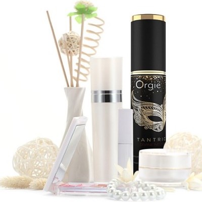 Produtos cosméticos e decoração branca com frasco preto Orgie Tantric
