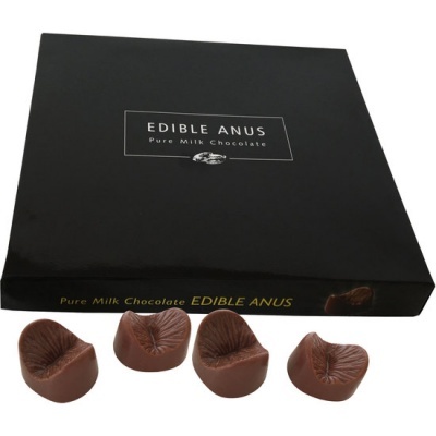 Caixa preta com chocolates em formato de ânus