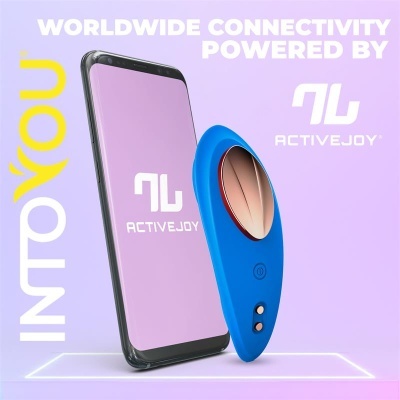 Smartphone com ecrã lilás e dispositivo azul ACTIVEJOY sobre fundo lilás