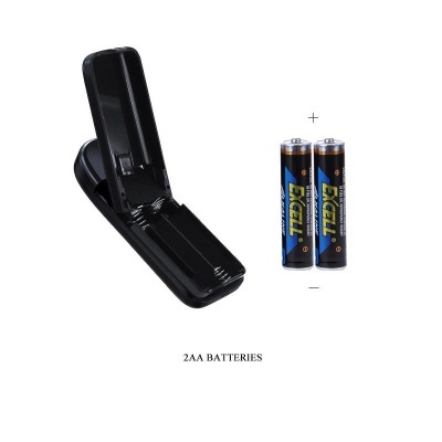 Carregador preto para baterias AA com duas baterias AA da marca EXCELL ao lado