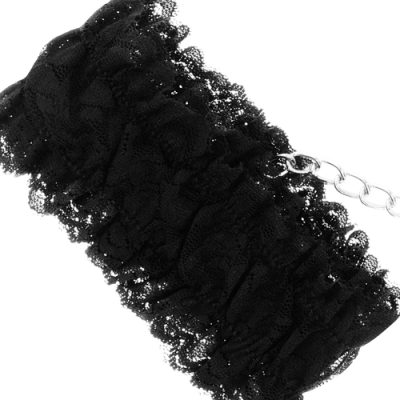 gargantilha de renda preta com corrente prateada