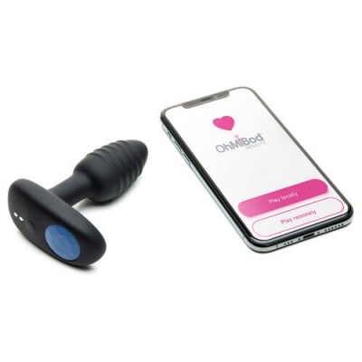 Plug anal preto com base azul e smartphone com app OhMiBod aberto