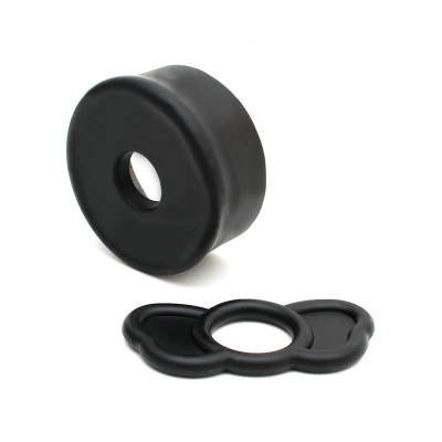 Acessórios plásticos pretos com orifício central sobre fundo branco