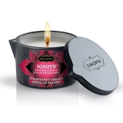 Vela de massagem Ignite Kama Sutra Strawberry Dreams preta com tampa cinza e vela acesa