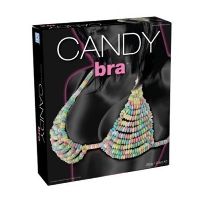 Caixa de soutien feito de bolas de rebuçado coloridas em embalagem preta com texto 'CANDY bra'.