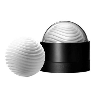 Duas esferas brancas texturizadas, uma numa base preta com cobertura transparente e outra ao lado