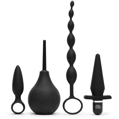 Conjunto preto de produtos íntimos de silicone em fundo branco