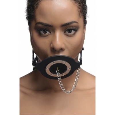 Gargantilha preta com anel metálico e corrente prateada