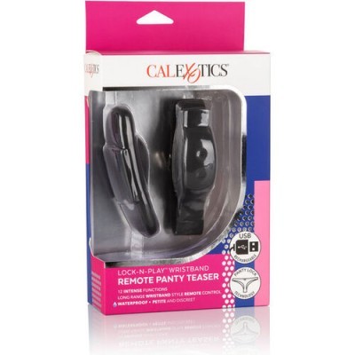 Embalagem do produto LOCK-N-PLAY WRISTBAND REMOTE PANTY TEASER da CALEXOTICS com dois dispositivos pretos visíveis