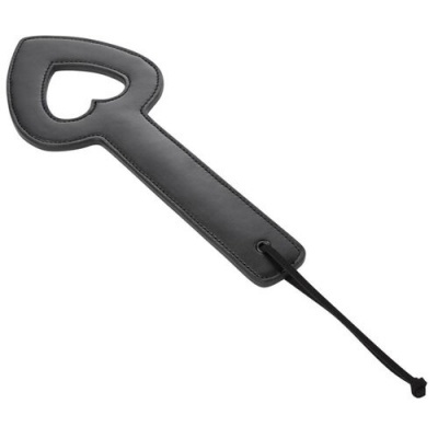 Pá preta de couro com forma de coração e cordão para pendurar