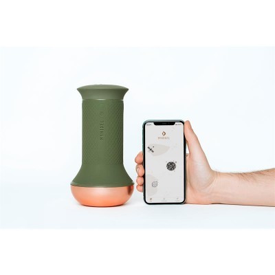 Dispositivo cilíndrico verde com base cobre e smartphone com app MYSTIC