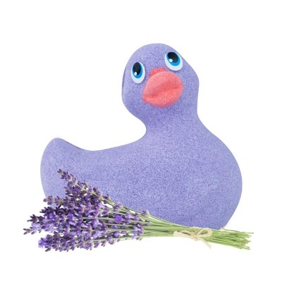 Patinho de banho lilás com ramo de lavanda