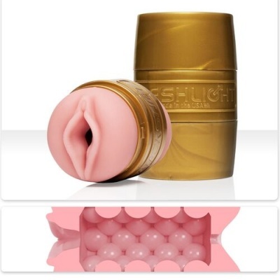 Produto erótico Fleshlight com capa rosa e recipiente dourado com textura interna