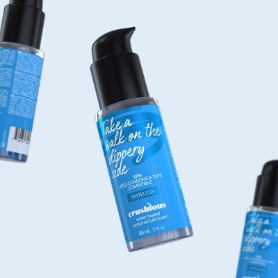Frasco azul com tampa preta de lubrificante íntimo da marca crushious