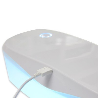 Dispositivo branco retangular com luz azul e cabo USB