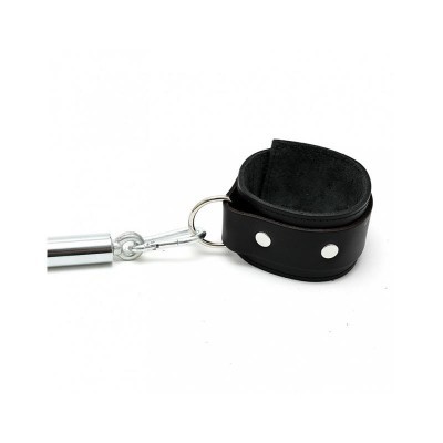 Algema ou tornozeleira preta em couro com fecho metálico prateado
