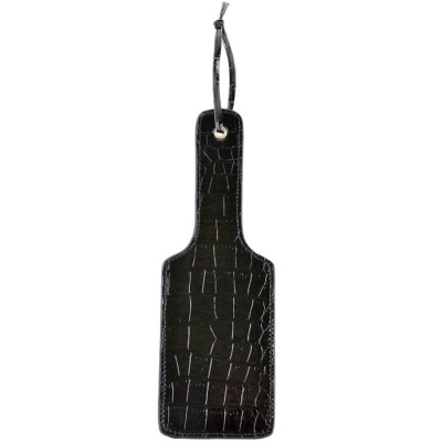 Pega de panela preta com padrão de pele de crocodilo e alça para pendurar.