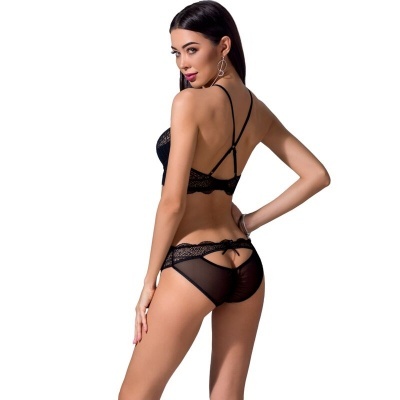 Mulher com conjunto de lingerie preto com renda e transparentes, vista de costas.