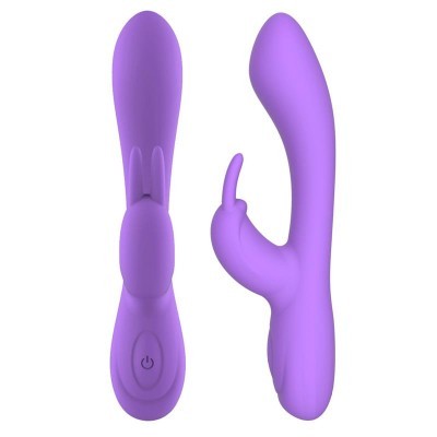 Vibrador roxo em silicone com duas pontas e botão de ligar/desligar.