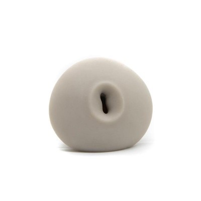 Objeto cinza claro em forma de bola com abertura oval