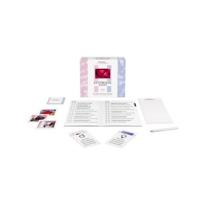 Jogo de cartas INTIMATE com caixa, cartas, caderno e lápis sobre fundo branco