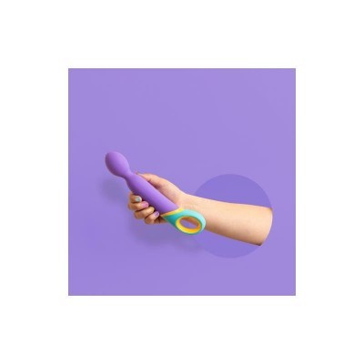 Vibrador roxo com alça colorida sendo segurado por uma mão