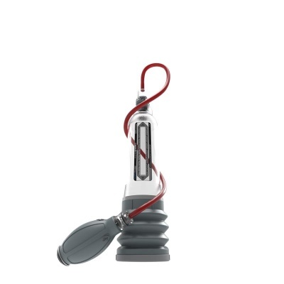 Bomba manual transparente com base e tubos coloridos em fundo branco