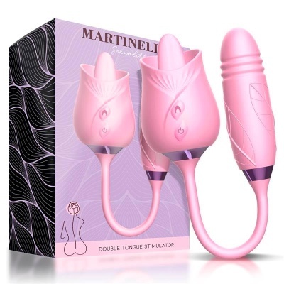 Estimulador duplo rosa em forma de flor com cápsula, ao lado da embalagem lilás e preta com texto MARTINELI Double Tongue Stimulator.