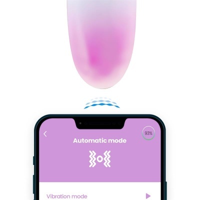 Smartphone com ecrã lilás e objeto branco e roxo acima