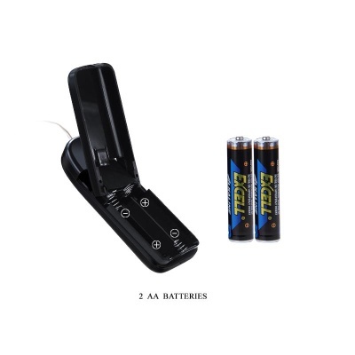 Carregador de baterias preto com duas baterias AA Excell ao lado