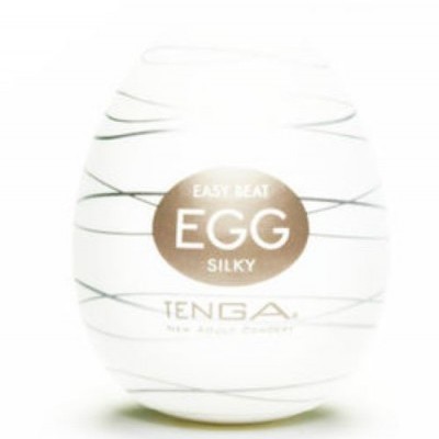 Ovo branco com linhas pretas e texto dourado TENGA Easy Beat Egg Silky