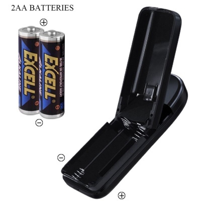 Pilhas AA da EXCELL e carregador preto com tampa aberta