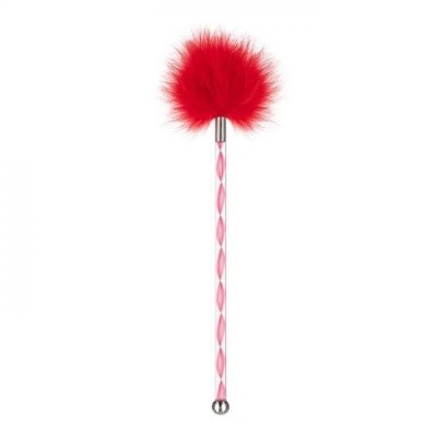 Palito decorativo com penugem vermelha no topo.