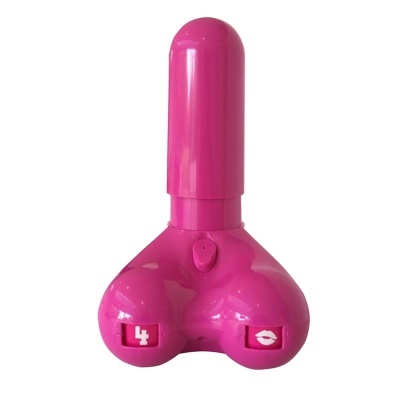 Produto cor-de-rosa em forma fálica com rodas e símbolos na base