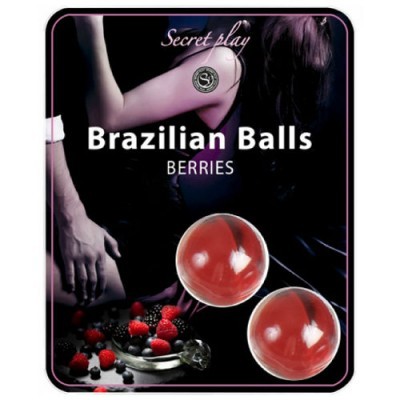 Embalagem de bolas brasileiras vermelhas com imagem de bagas e parte superior do corpo de uma pessoa ao fundo