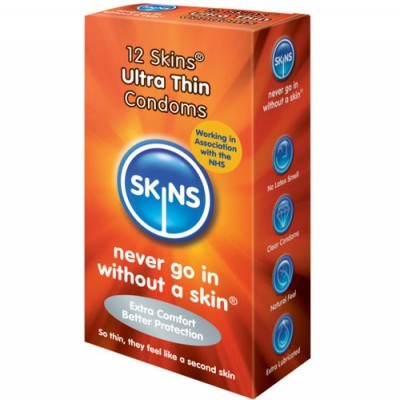 Embalagem de preservativos Skins Ultra Thin cor laranja e vermelho